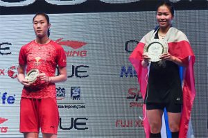 Ratchanok Intanon gets past unseeded Sun Yu in three-sets to win the 2016 Singapore Open. (photo: AFP/Mohd)