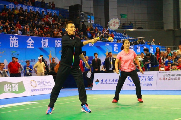 Lee Chong Wei partners Zhang Yawen (the 2009 women's doubles world champion) in an exhibition match.