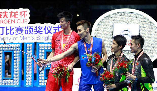 Lee Chong Wei (2nd L) of Malaysia uses a selfie stick to take photos with the runner-up Cheng Long (L) of China and the third place Tian Houwei (3rd L) of China and Lin Dan (R) of China on the podium after winning the men's singles final match against Chen Long of China at the 2016 Badminton Asia Championships. (photo: AFP)