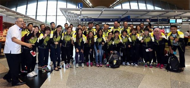 Malaysia's Thomas Cup and Uber Cup players pose before their departure for Kunshan to participate in the 2016 Thomas and Uber Cup finals. (photo: Sinchew)
