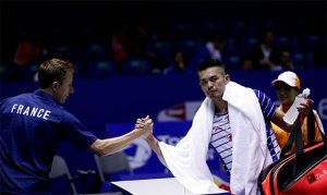 Lin Dan shakes hand with Peter Gade after Monday's match. (photo: AFP)