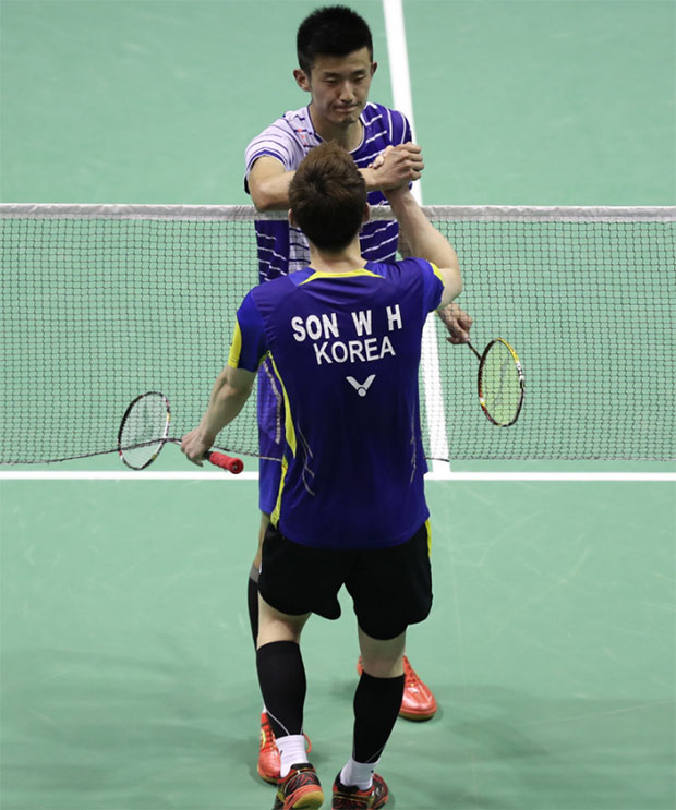 Chen Long (top) and Son Wan Ho of South Korea shake hands after their first men's singles match in the 2016 Thomas Cup. (photo: AFP)