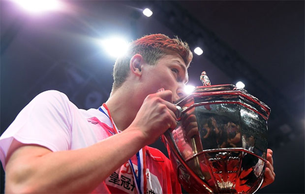 Viktor Axelsen of Denmark kisses the trophy during the Thomas Cup awards ceremony. (photo: AFP)
