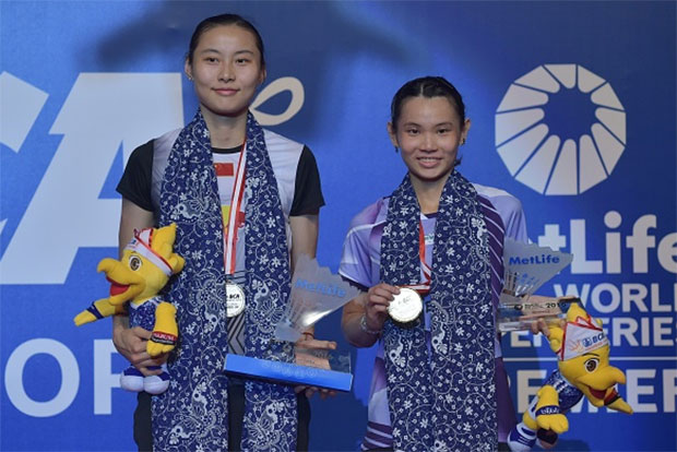 The 2016 Indonesian Open women's singles champion Tai Tzu Ying of Taiwan stands on the podium next to runner-up Wang Yihan of China. (photo: AFP)
