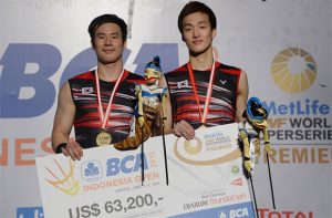 Shin Baek Cheol (right) is very unfortunate to be part of the Korean team that has too many talented doubles players. (photo: AFP)
