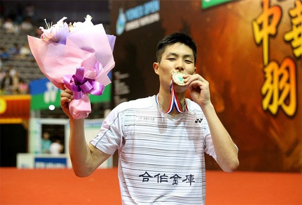 Chou Tien Chen kisses his Chinese Taipei Open gold medal during the presentation ceremony. (photo: udn)