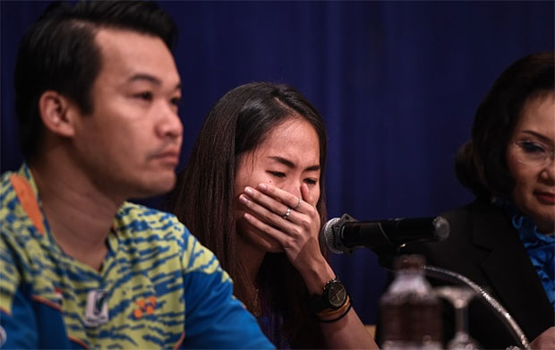 Ratchanok Intanon cries during the press conference. (photo: GettyImages)