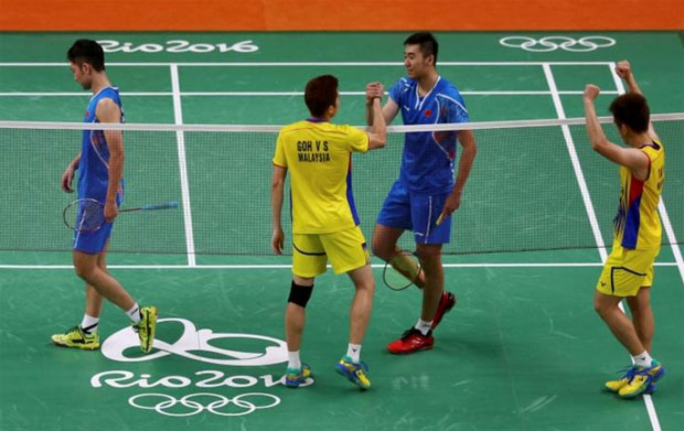 Goh V Shem and Tan Wee Kiong of Malaysia shake hands with Chai Biao and Hong Wei (CHN) of China after winning their semi-final match. (photo: Reuters)