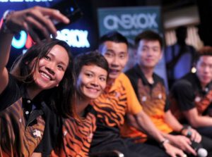 Lee Chong Wei takes picture with the reward recipients. (photo: bernama)