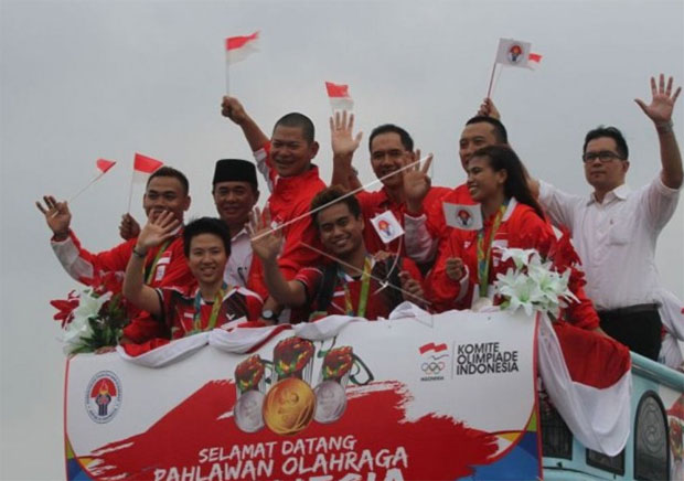 Liliyana Natsir and Tontowi Ahmad receive a heroes' welcome as they arrive home after their victory in Rio Olympics.
