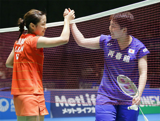 Akane Yamaguchi (right) greets Nozomi Okuhara after their match. (photo: AFP)