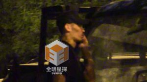 Lin Dan caught urinating in public!