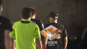 Lin Dan caught urinating in public!