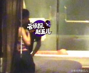 Lin Dan and a woman getting cozy with each other. (photo: Zhaowuer Weibo)