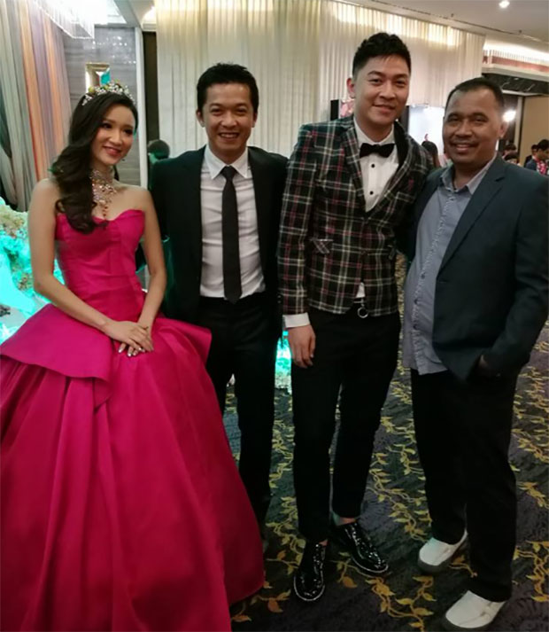 Tan Boon Heong and Sherlyn Tan Yean Ling pose with Taufik Hidayat at the wedding reception. (photo: Rozi Rz)