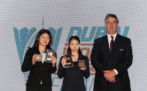 Misaki Matsutomo-Ayaka Takahashi take the 2016 Best Female Player Award. (photo: AFP)