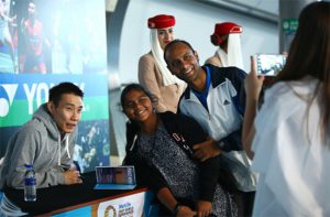 Lee Chong Wei poses for a picture with badminton fans in Dubai. (photo: AFP)