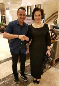 President of BAT Patama Leeswadtrakul greets Rexy Mainaky upon his arrival in Thailand.
