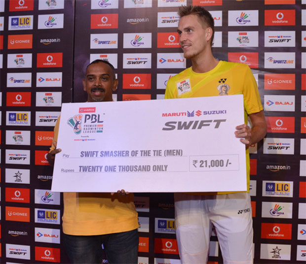 Mads Pieler Kolding receives a check for his smashing record that clocked 426km/h. (photo: AP)