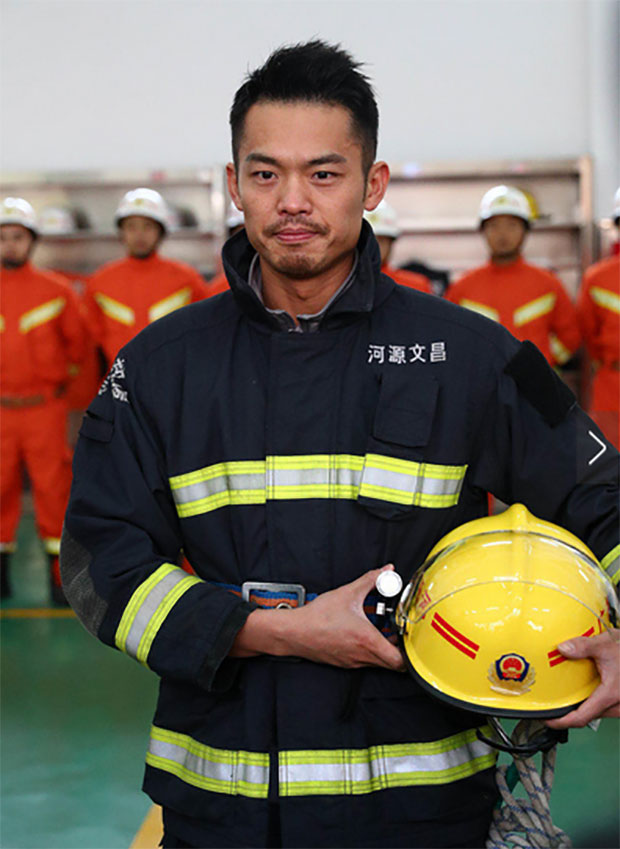 Lin Dan is wearing firefighters' uniform.