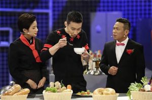 Lee Chong Wei enjoying some foods during the show.