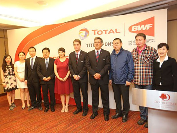 Poul-Erik Hoyer Larsen takes picture with representatives from the Nanning team including the Chinese badminton legend Zhao Jianhua (2nd from right). (photo: AFP)