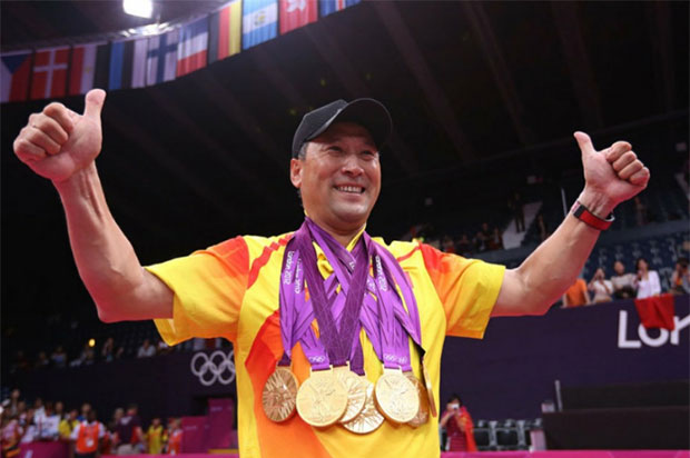 Li Yongbo poses with all five gold medals won by the Chinese badminton team during the 2012 Olympics. (photo: AP)
