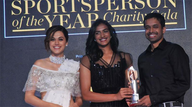 P.V. Sindhu presents Coach of the Year award to Pullela Gopichand. (photo: DC)