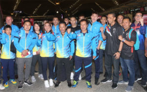 Lee Chong Wei poses for group picture with the Malaysian badminton team at Kuala Lumpur International Airport (KLIA). (photo: Sinchew)