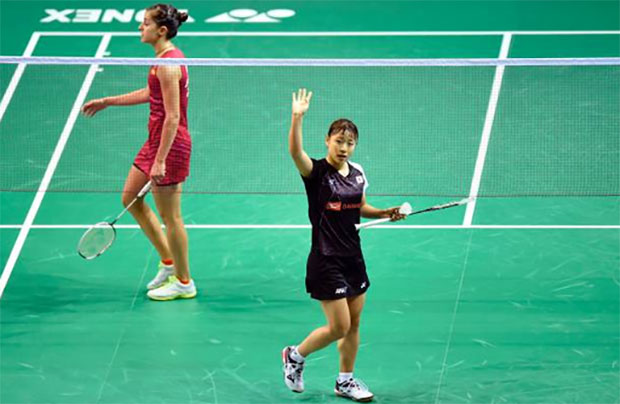Nozomi Okuhara (right) knocks Carolina Marin out at BWF World Championships. (photo: AP)