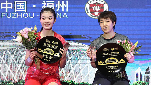 Akane Yamaguchi (R) from Japan poses with Gao Fangjie after winning the 2017 China Open final. (photo: AP)