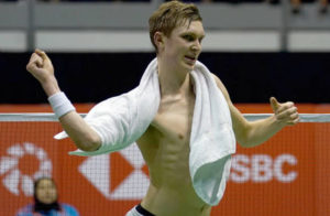 Viktor Axelsen celebrates after winning the Malaysia Masters. (photo: AP)