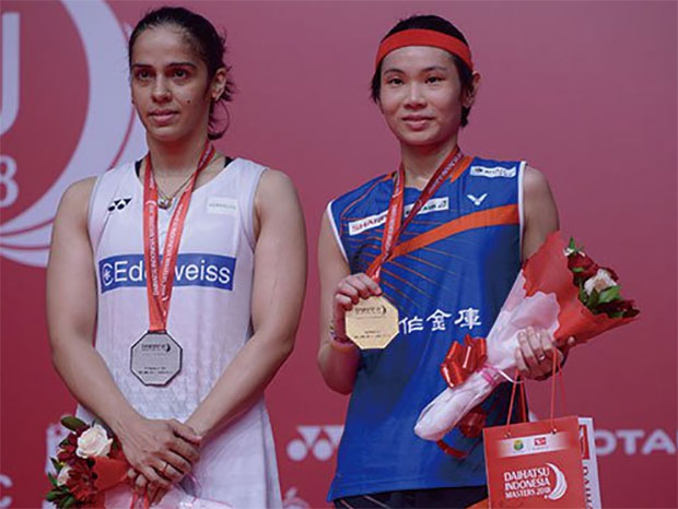 Tai Tzu Ying (right) poses with Saina Nehwal during Indonesia Masters award ceremony. (photo: AP)