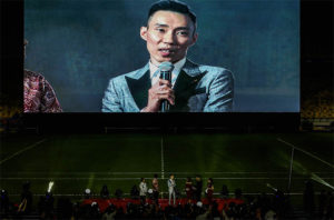 Lee Chong Wei talks to the 20k fans. (photo: Bernama)