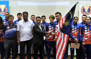 Lee Chong Wei accepts the Malaysian flag from BAM president Mohamad Norza Zakaria. (photo: Bernama)