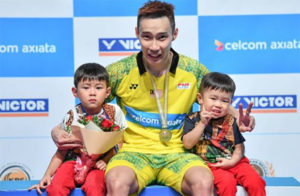 Lee Chong Wei shares the great moment with his two sons. (photo: AP)