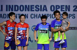 Chan Peng Soon/Goh Liu Ying and Tontowi Ahmad/Liliyana Natsir are having fun with Tontowi holding his kid on the podium. (photo: AFP)
