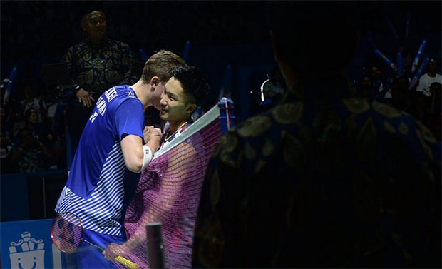 Kento Momota beats Viktor Axelsen 2-0 at 2018 Indonesia Open final. (photo: AFP)
