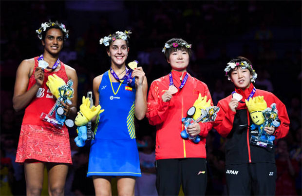 Carolina Marin of Spain (second left) defeats India's PV Sindhu (left) 21-19, 21-10 for her third world title. (photo: AFP)