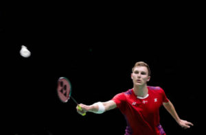 Viktor Axelsen faces a big threat from Kento Momota in the BWF rankings. (phot: AFP)