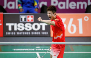 Shi Yuqi celebrates after beating Anthony Sinisuka Ginting 2-1 in the first men's singles match. (photo: AFP)