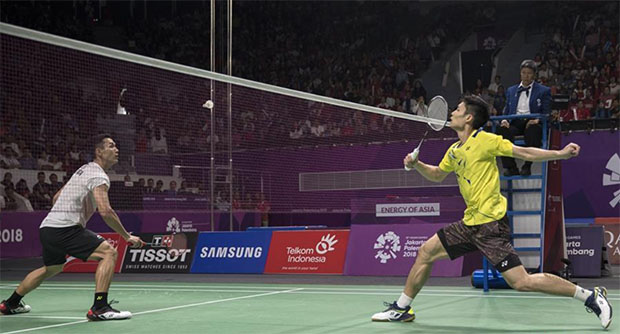 Jonatan Christie plays Chou Tien Chen in the 2018 Asian Games final. (photo: AFP)