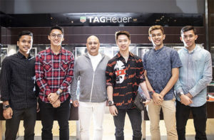 Anthony Sinisuka Ginting, Jonatan Christie, Irwan Danny Mussry (Time International president and CEO), Kevin Sanjaya, Fajar Alfian and Muhammad Rian Ardianto (from left) with their TAG Heuer watches. (photo: JP)