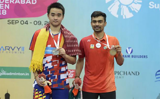 Soong Joo Ven (L) poses next to Sameer Verma at the 2018 Hyderabad Open award ceremony. (photo: AFP)