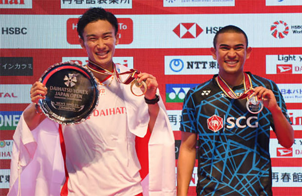 Kento Momota (L) and Khosit Phetpradab pose on the podium of the men final of Japan Open. (photo: AFP)