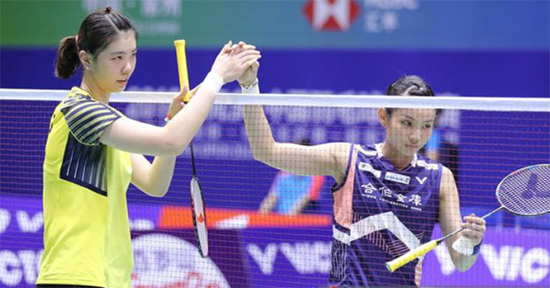 Gao Fang Jie thanks Tai Tzu Ying (R) after her China Open first round victory.(photo: AFP)