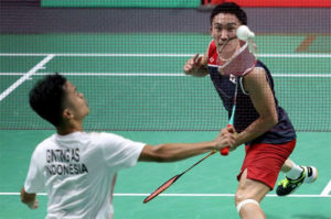 Anthony Sinisuka Ginting plays Kento Momota in China Open final. (photo: AFP)