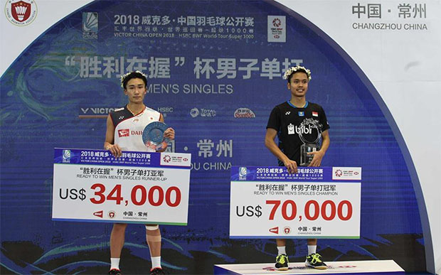 Anthony Sinisuka Ginting (R) stands on the podium with Kento Momota. (photo: AFP)