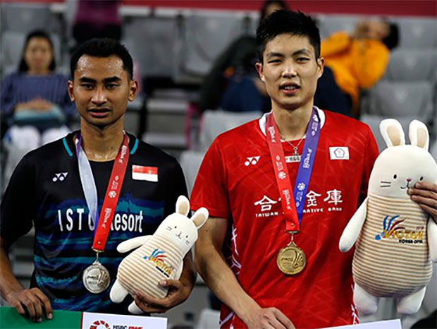 Runner-up Tommy Sugiarto (left) poses for a picture with winner Chou Tien Chen during the podium ceremony at the Korea Open. (photo: AFP)