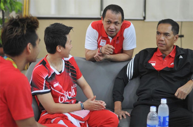 Rexy Mainaky (second Right) is absolutely the "Real Deal". He talks to the Olympic gold medalists Tontowi Ahmad/Liliyana Natsir (from Left) at a press conference. (photo: PBSI)